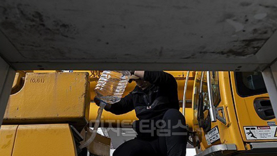 요소수 주입 운전자. 사진=연합뉴스
